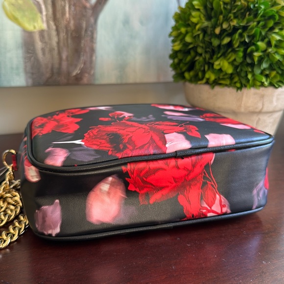 VICTORIA'S SECRET 🖤BLACK & RED❤️ BOLD FLORAL CHAIN STRAP CROSSBODY BAG 🌟NWT🌟 - Picture 12 of 17